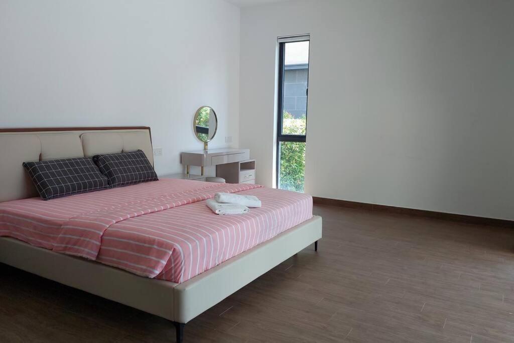 2 Forest City Near Golf W Netflix *